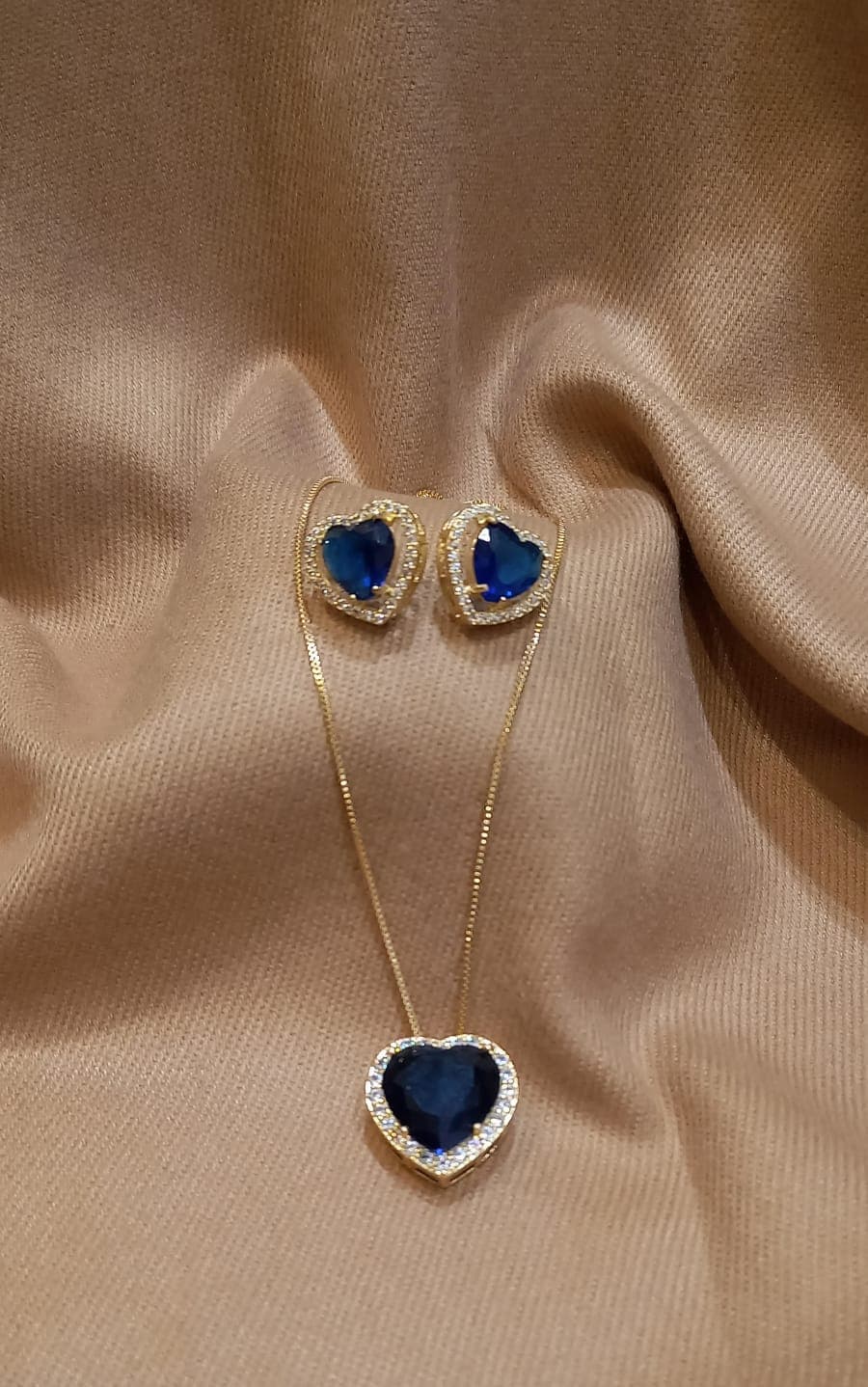 Conjunto com pedras, cravejadas e folheado