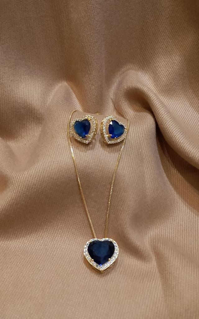 Conjunto com pedras, cravejadas e folheado