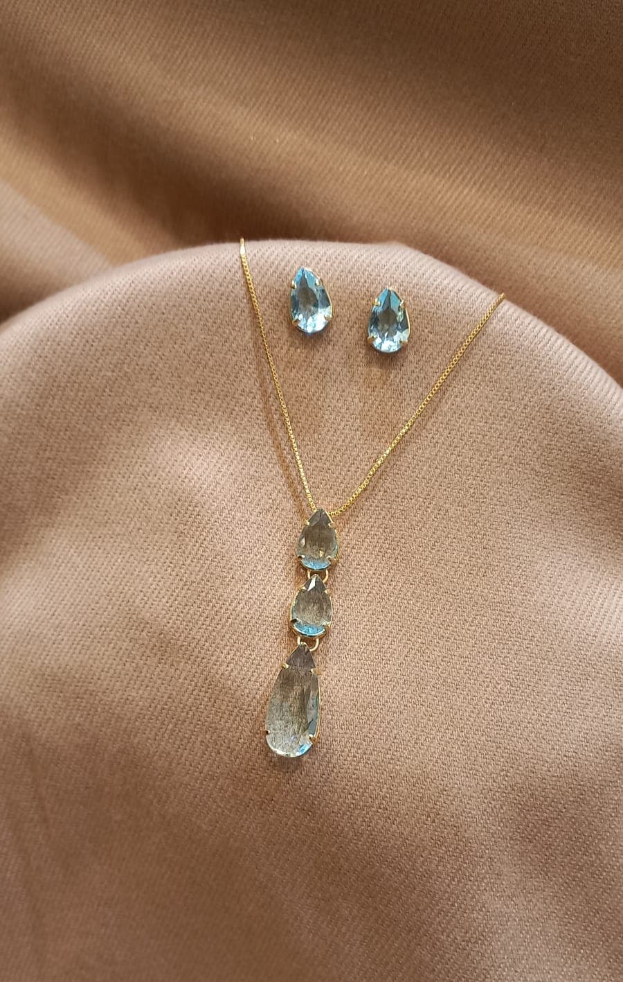 Conjunto folheado com pedras azuis
